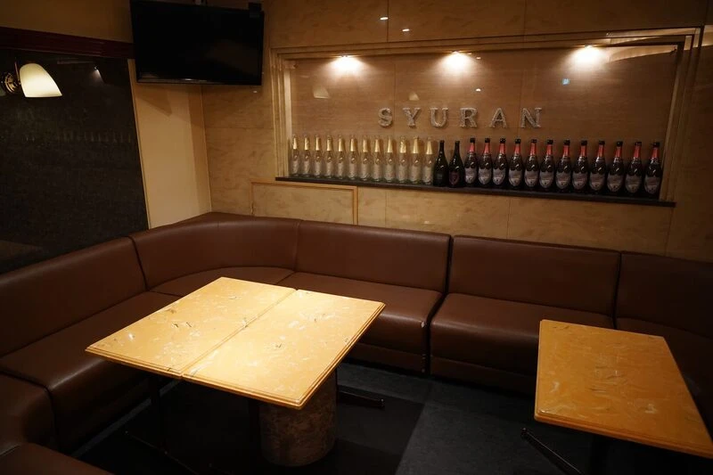 お酒を出すバーテンダー